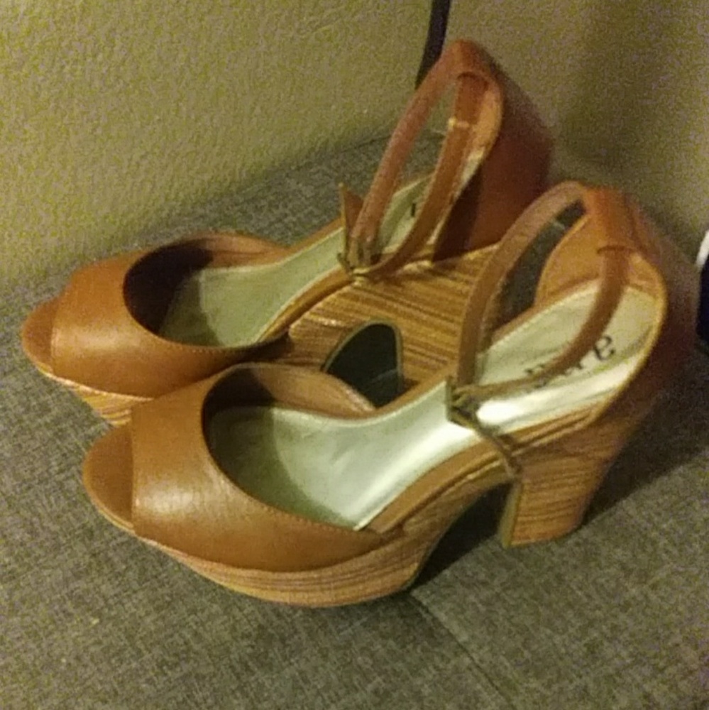 Shoes - Picture 2 of 8